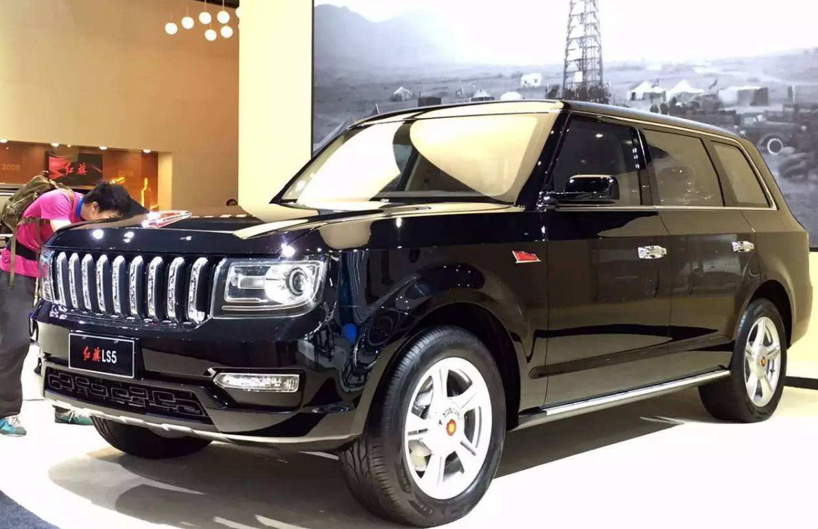 路边偶遇红旗LS5，格栅条上雕梁画栋，真不愧是百万级的越野车