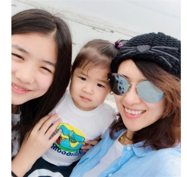 汪峰女儿小苹果正面照,神似陈妍希气质不输章子怡,幸亏不像爸爸