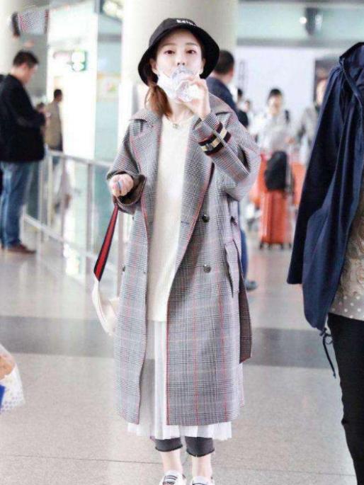 150个子矮穿长款大衣图,150小个子穿衣长度表 谁说矮个子不能穿长款大衣?看看150cm冯提莫,你也可以