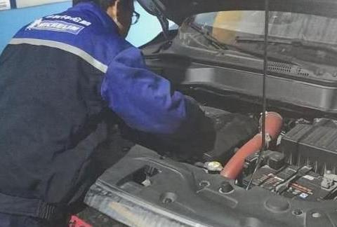 车辆保养时，维修师傅：莫再傻站着，这几点需牢记
