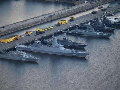 俄船只在黑海沉没,11名乌克兰人落水,大批战舰抵达现场图片