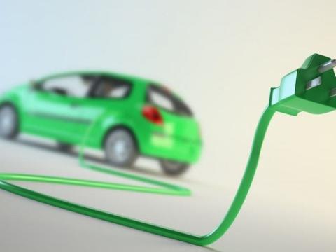 加油站要变充电站了吗？还附送停车服务 车主表示这个可以有