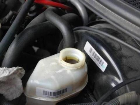 汽车刹车油多长时间换一次？老司机：新手要清楚，千万别掉以轻心