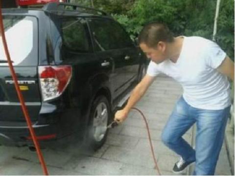 自己洗车：牢记“两擦干、一不停”方法，不然车子将要大保养