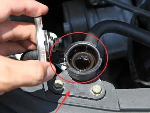 车开报废才知：不管车子贵不贵，每月清理这个孔！马力飙升贼省油