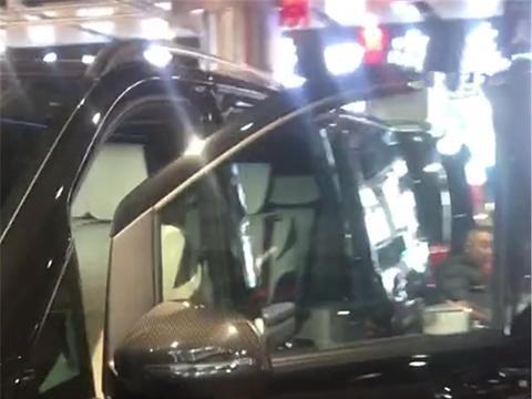 车标是B，定位MPV，比埃尔法豪华，却配拨片和碳纤维方向盘！