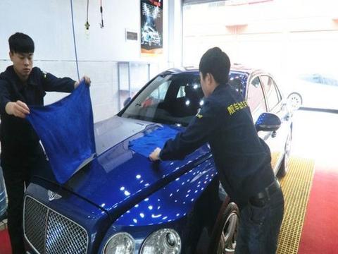 车内灰尘多，尽量别用毛巾擦！教你一个土法子，天天开干净新车