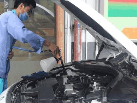 汽车保养车主安心在休息室玩手机？修车工：难怪你的车越保养越坏