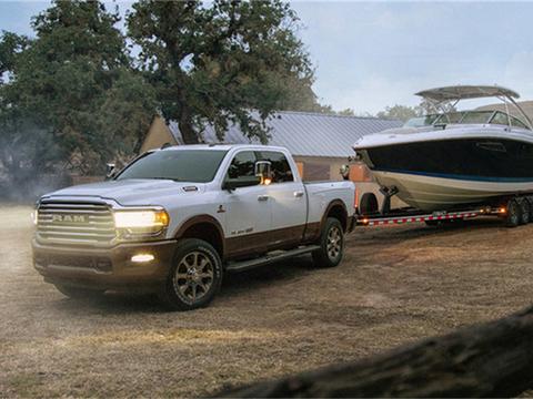 美国五菱宏光车展霸屏！国外18万的农用车，到国内却身价飞涨