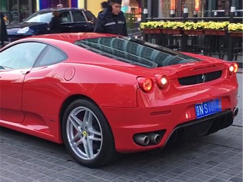 360万法拉利现北京，4秒破百，保养一次3万，车主还是小姐姐