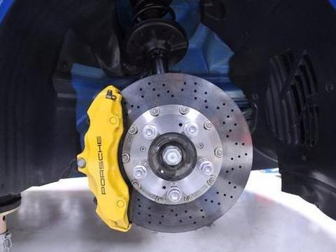 汽车出现这5种现象，预示着刹车系统出现问题，别大意！