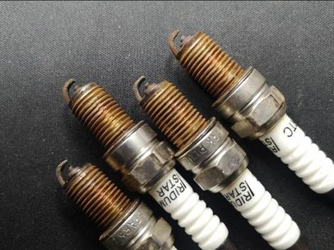 跑了十万公里的火花塞是怎样的，还能不能继续使用！