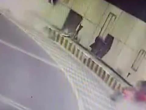 电动车速度非常快，转弯快速撞向了墙上