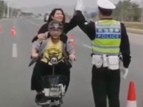 电动车带人被拦停！接下来的举动令人意外，网友：不愧是女司机