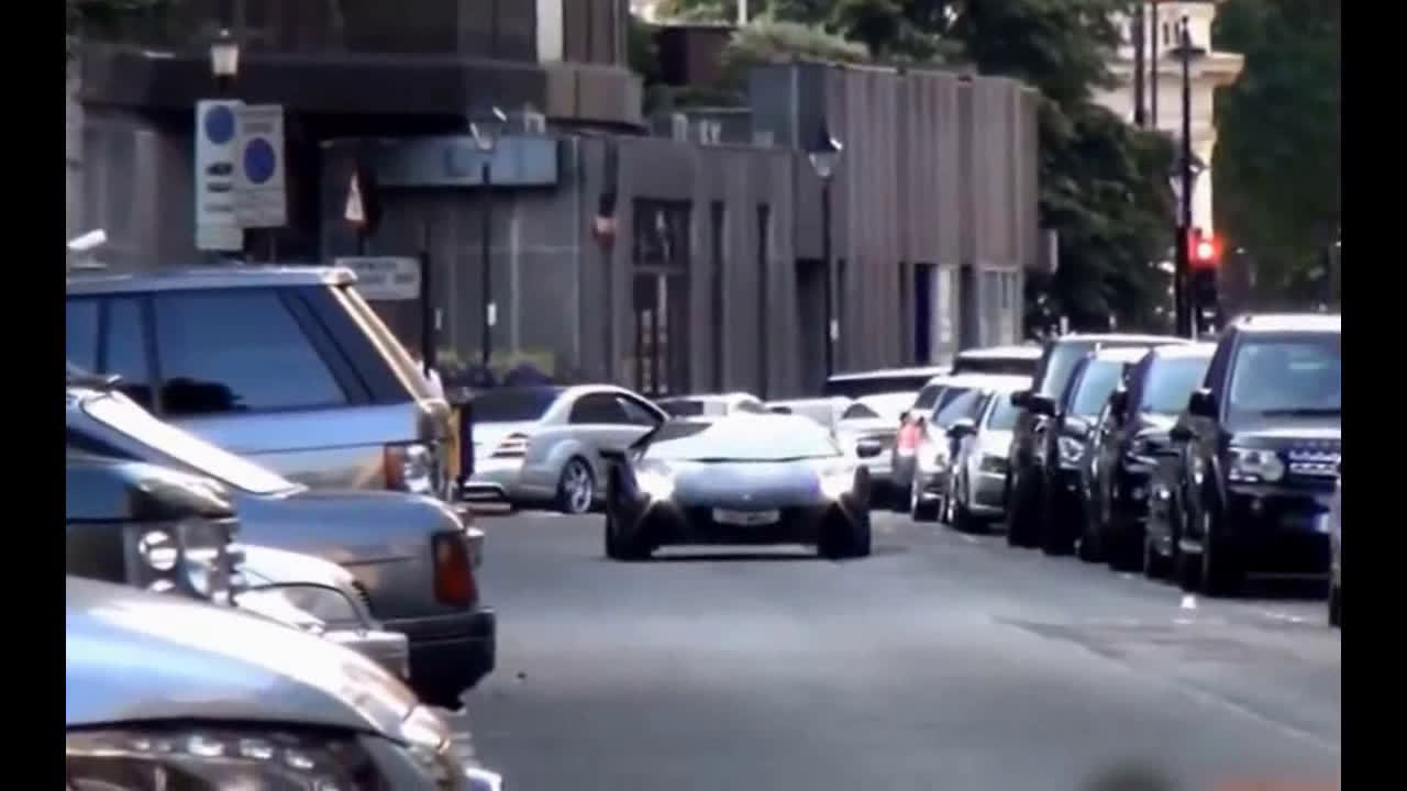 跑车引擎震得人耳膜发疼，引起部分民众的愤怒