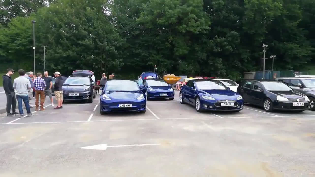 国外的电动车车有聚会，各种各样的电动车型悉数到齐了