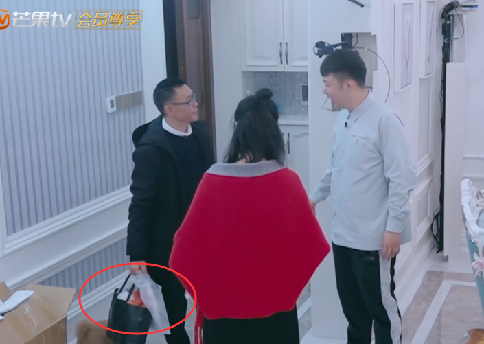沈梦辰家装修豪华,有谁注意沈爸爸买菜的袋子?明星家庭真实生活