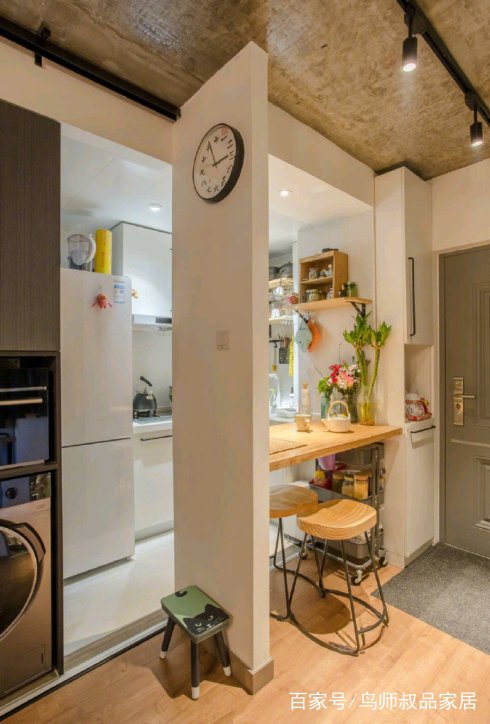 家里顶棚是水泥,不做吊顶,推门一看美若森林小屋