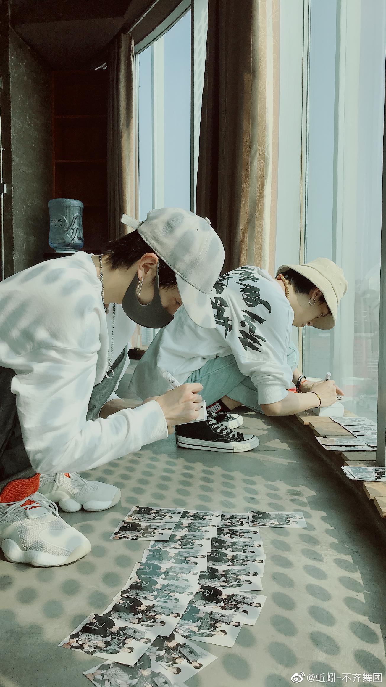 签名新姿势 我应该融入?@小帽-不齐舞团 该你了