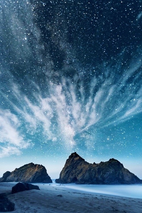 纤云弄巧,飞星传恨,银汉迢迢暗渡。金风玉露一