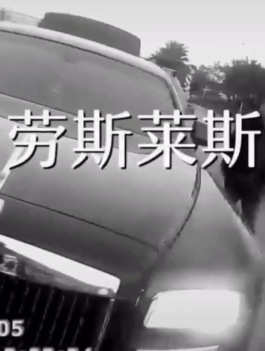 男人骑电动车肆意闯红灯，结果下一秒撞上劳斯莱斯悲剧了