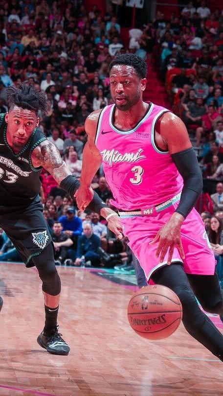 森林狼险胜热火!考文顿、唐斯赛后都找韦德,结