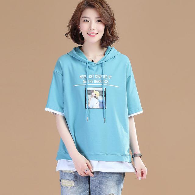 微胖80后女多穿大码T恤衫，显瘦更减龄