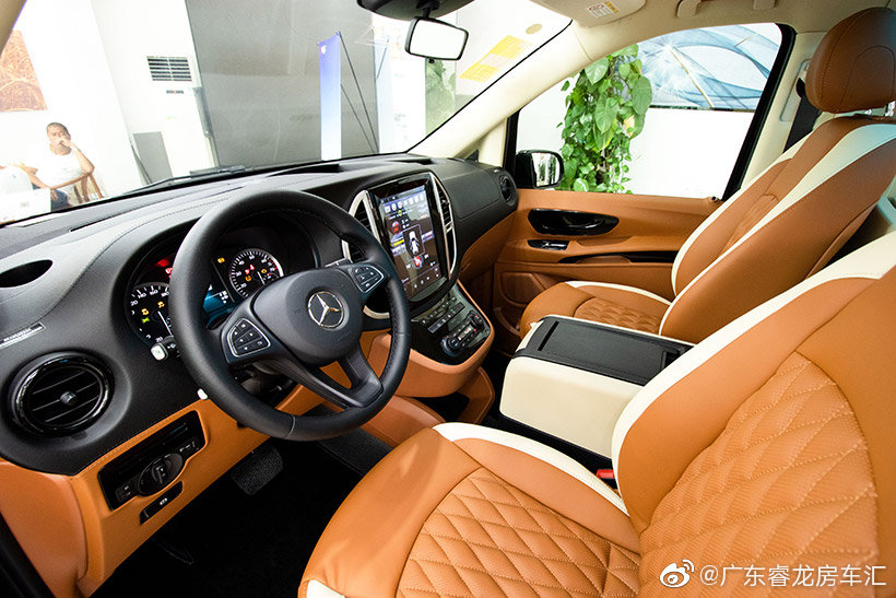 保姆车内饰鉴赏~罕见4座格局，猜猜是哪款MPV~