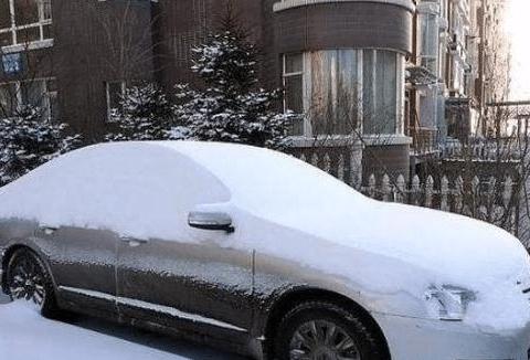 冬天启动汽车时大多数人都做错一件事，结果导致发动机提前报废！