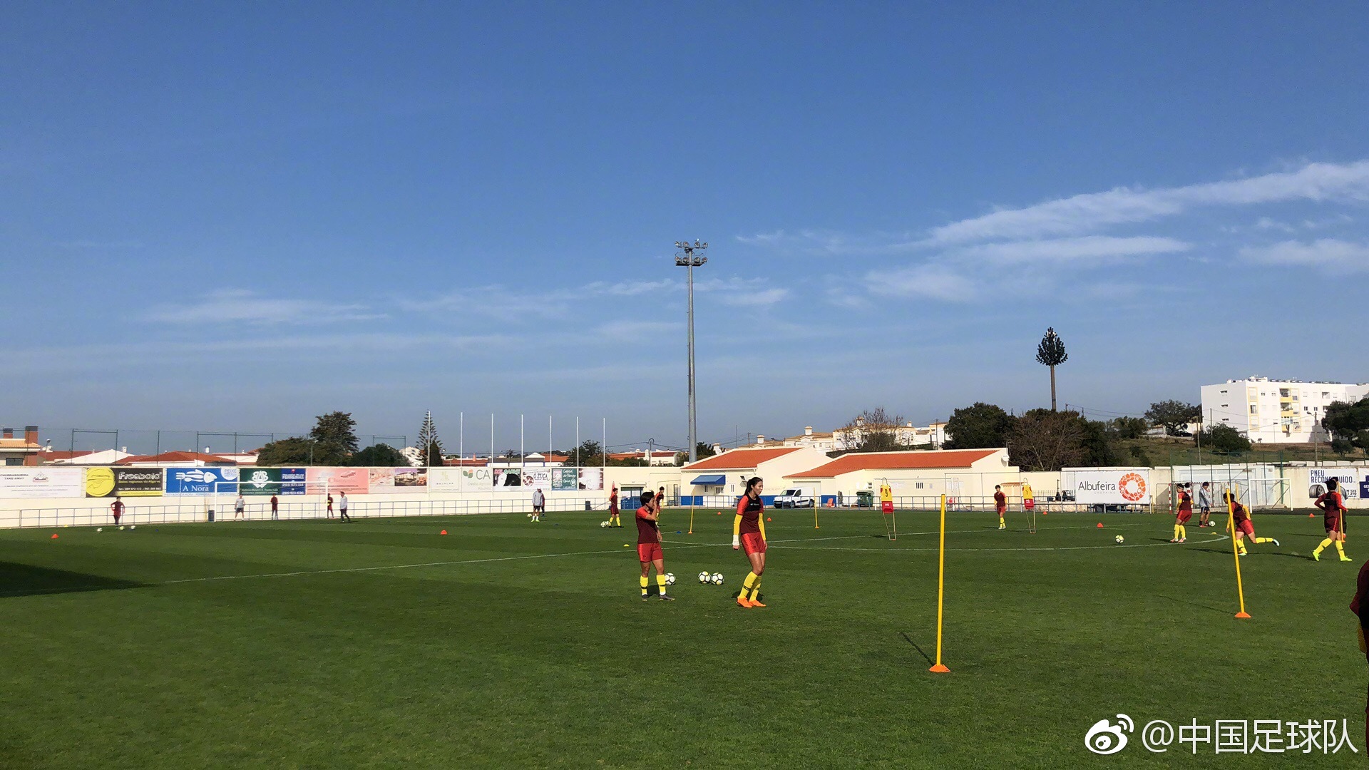 近日,中国女足国家队的队员们已抵达葡萄牙