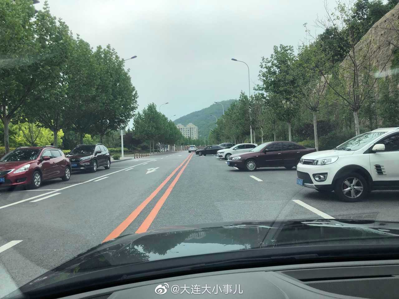 网友:普罗旺斯三期门口,埃森哲门口,员工随意停