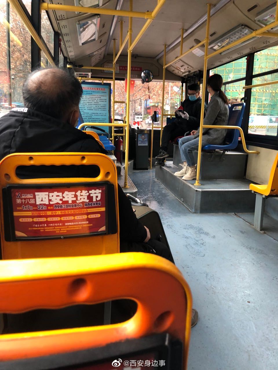 网友投稿: 今早九点半,40路火车站开往外事学院北校区公交车上,一个