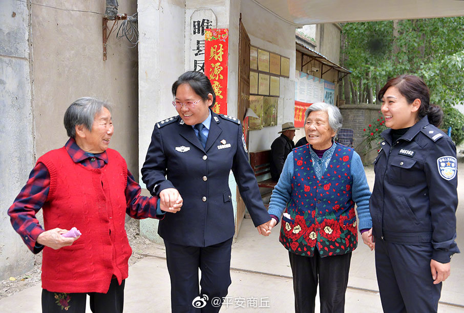 睢县警花走进敬老院 妈妈们和警察闺女乐开怀