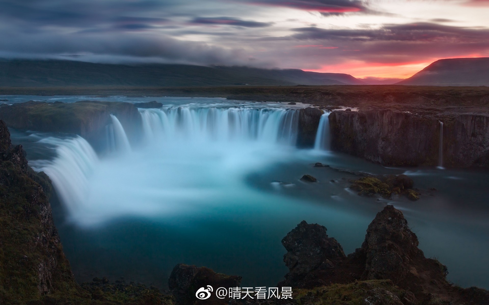 冰岛上帝瀑布，世间少有的马蹄形瀑布。|瀑布|马蹄形|冰岛_新浪新闻