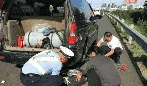 保险公司免费的四项救援，车子出现问题也不怕，路上不用干着急