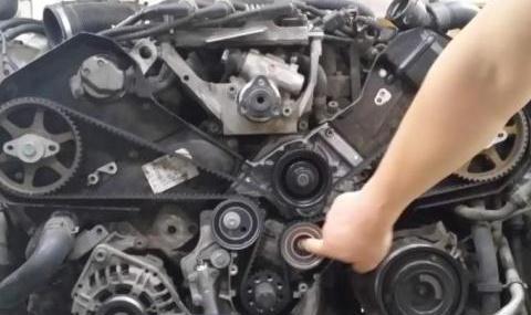 汽车发动机的正时皮带，使用多久更换一次老司机说出实情！