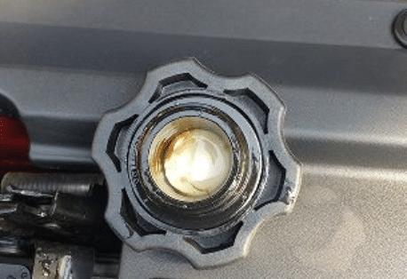 打开机油盖，为什么上面有一层“牛奶液体”老司机赶紧叫拖车