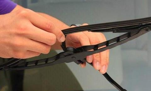 雨刮器刮不干净还有异响？自己在家就能搞定，别再去修?.