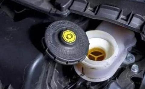 开车只会更换机油？舍得花钱换这几样，车子会好开很多?.