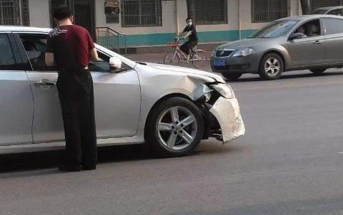 车玻璃被砸碎，为啥保险公司会拒赔车险员只因你说错了一个字