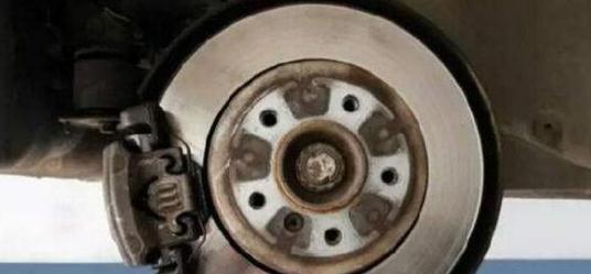 汽车的刹车盘总会生锈，如果生锈了怎么办呢？这样解决