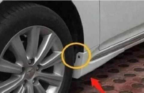 汽车轮胎旁有一个小孔，用法简单却能起到很大作用