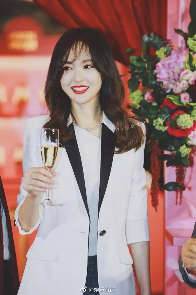 4月15日,唐嫣、罗晋夫妇被曝近日一起现身上海