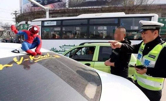 为何车顶蜘蛛侠要罚款和扣分，可有葫芦娃的保时捷却不扣？