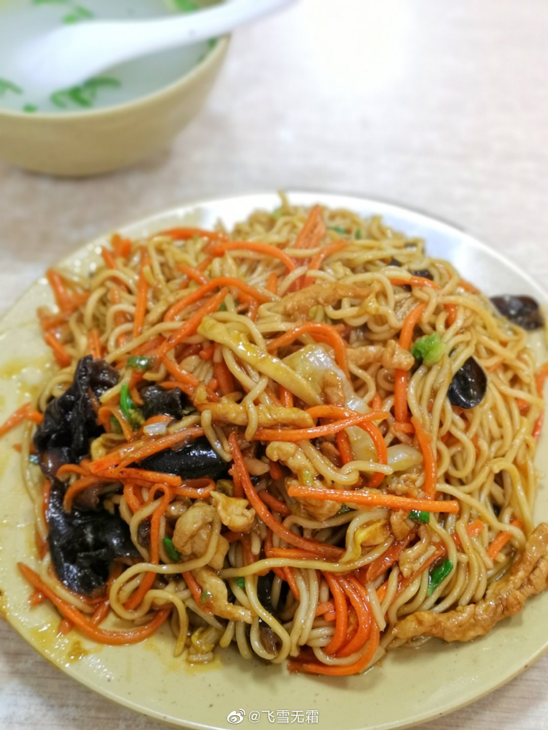 今天一家三口出门吃,有小笼汤包,三鲜锅巴,青椒肉丝面,三丝炒面