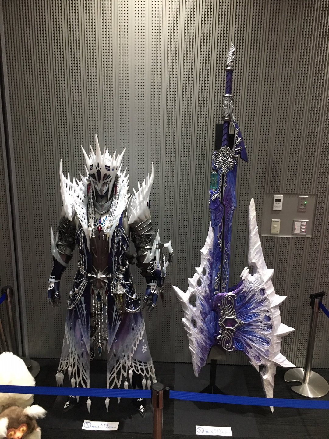 《怪物猎人：世界》冰原DLC “冰咒龙”套装武器实体展示|怪物猎人：世界|冰原|套装_新浪新闻