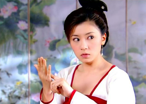 盘点贾静雯在《至尊红颜》中的服装：诠释了从小白兔到总攻女王