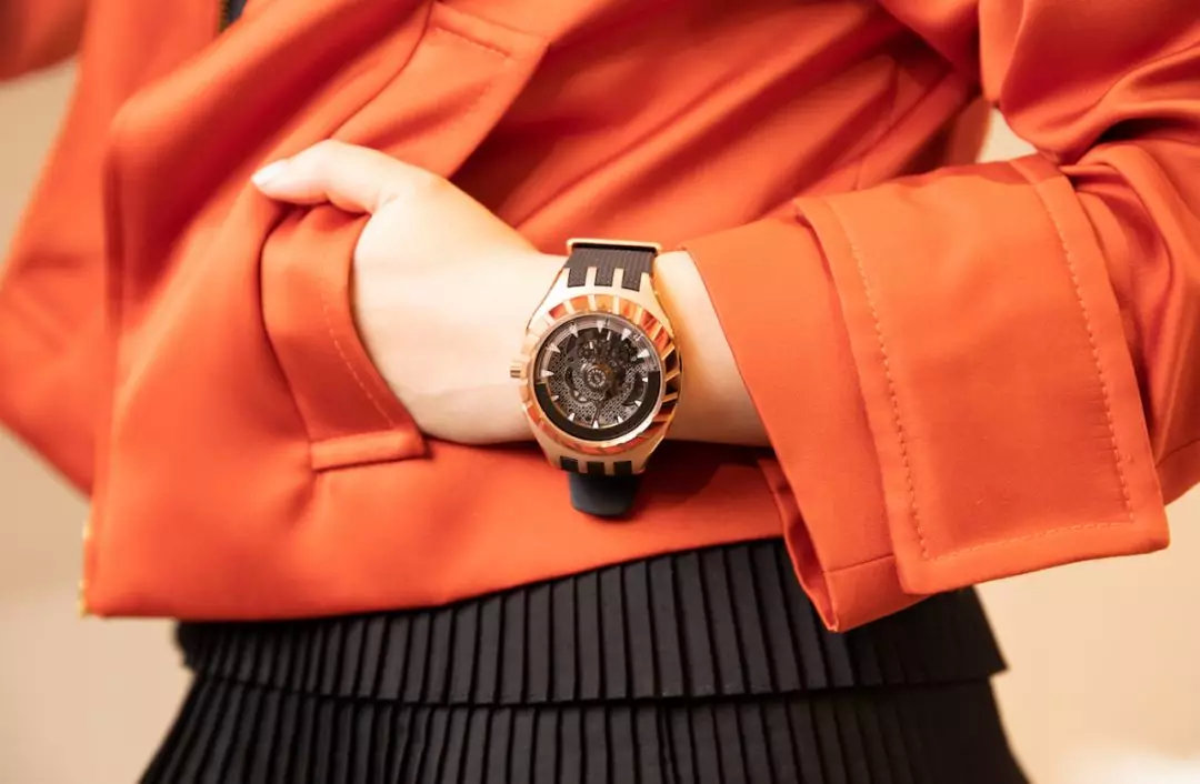 为啥大家都在抢这只SWATCH？新表看起来像10万块，其实只要…