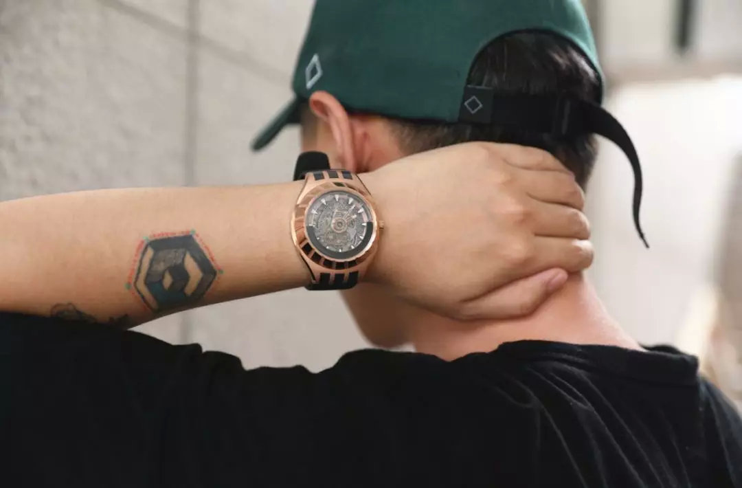 为啥大家都在抢这只SWATCH？新表看起来像10万块，其实只要…