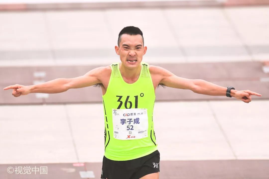 厦门马拉松李子成获得国内冠军 李晨现身为第三枪鸣枪